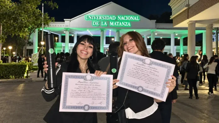 Maricandra Lagreca y su hija Jhoanna celebran con sus diplomas en la Universidad Nacional de La Matanza tras graduarse en la misma jornada de Periodismo Deportivo y Diseño Gráfico.