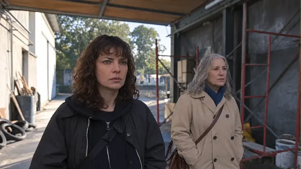 Dolores Fonzi y Mercedes Morán en una escena al aire libre de la serie Mis muertos tristes.