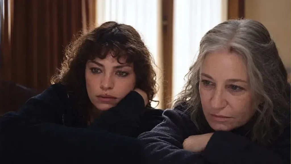 Ema (Mercedes Moran) y su hija interpretada por Dolores Fonzi, una fotógrafa, siempre al límiste. 