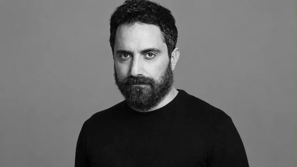 Retrato en blanco y negro del director de cine Pablo Larraín.