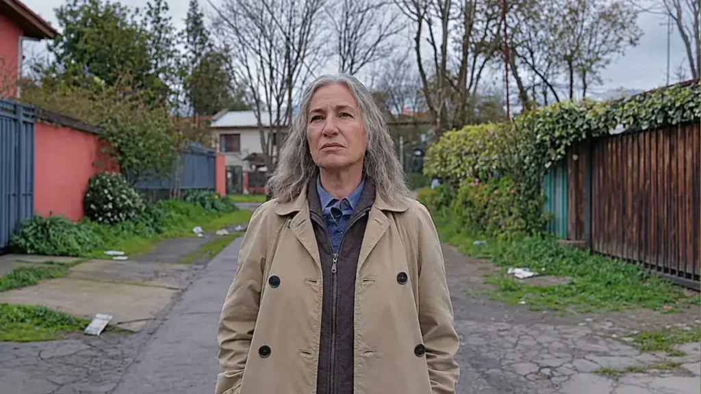 Mercedes Moran como siempre, se pasa. Con pelo canosa pasea por toda la película dentro de un barrio sin misterios, pero con el horror que de pronto surge de cualquier barrio.