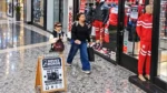 El hecho ya fue denunciado ante Moón Primera. Al parecer la madre la tiene adiestrada a la hija. La nena desordena y se prueba prendas de vestir mientras la madre esconde otras en bolsos o entre sus propios ropoas. Luego, hacen transferencias falsas y huyen.
