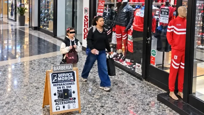 El hecho ya fue denunciado ante Moón Primera. Al parecer la madre la tiene adiestrada a la hija. La nena desordena y se prueba prendas de vestir mientras la madre esconde otras en bolsos o entre sus propios ropoas. Luego, hacen transferencias falsas y huyen.