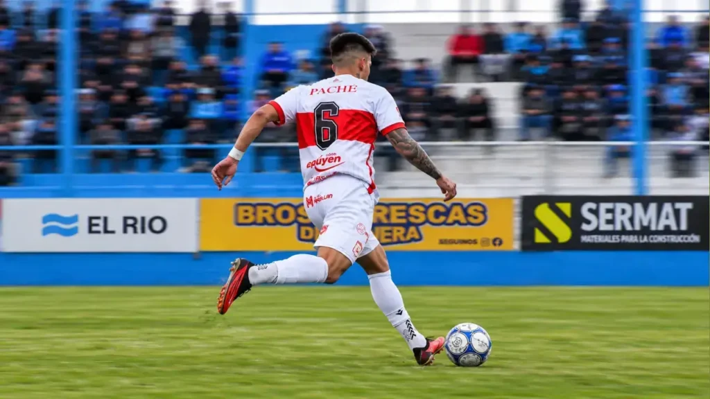 El jugador Braian Salvareschi, marcador central de Deportivo Morón, luciendo la camiseta titular número 6, corrió y esquivó todo lo que se le puso adelante.