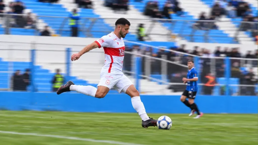 A todo gelope. Morón estuvo motivado todo el partido y no hubo con qué frenarlo.