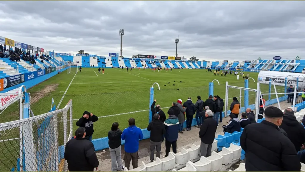 Una tarde fría en Córdoba pero un partido caliente que deja a Deportivo Morón un punto por arriba de Ferro y lidera la tabla. 
