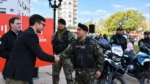 La semana pasada, luego de que balearon a un ex comisario en la puerta del Colegio Emaús, el intendente Lucas Ghi salió a decir que la llamada Policía Municipal llevaría armas de fuego.