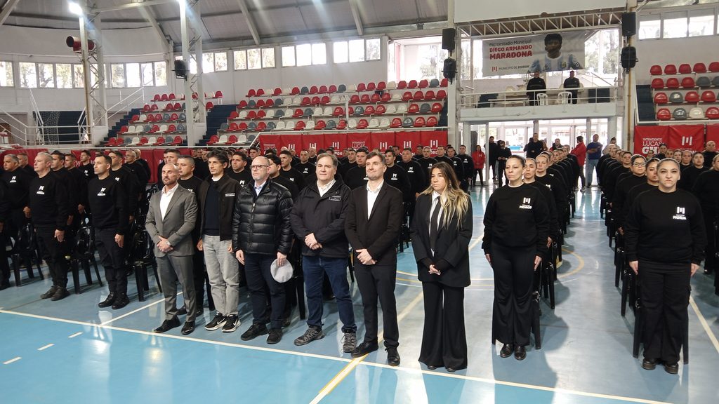 Autoridades municipales de Morón encabezan un acto oficial junto al cuerpo de seguridad local en las instalaciones del Microestadio Diego Armando Maradona.