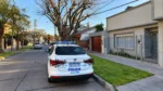 Pasadas las 18:00 el móvil policial en la puerta de la casa después del robo.