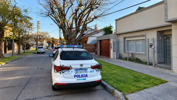 Pasadas las 18:00 el móvil policial en la puerta de la casa después del robo.