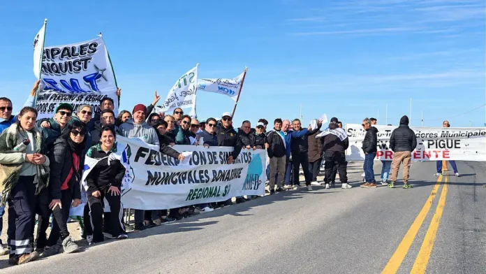 Los trabajadores municipales llevaron su reclamo salarial al acceso del puerto de Bahía Blanca.