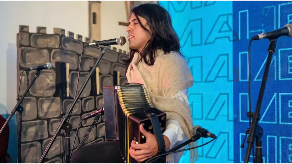 El sonido tradicional del acordeón en una velada de música en vivo.