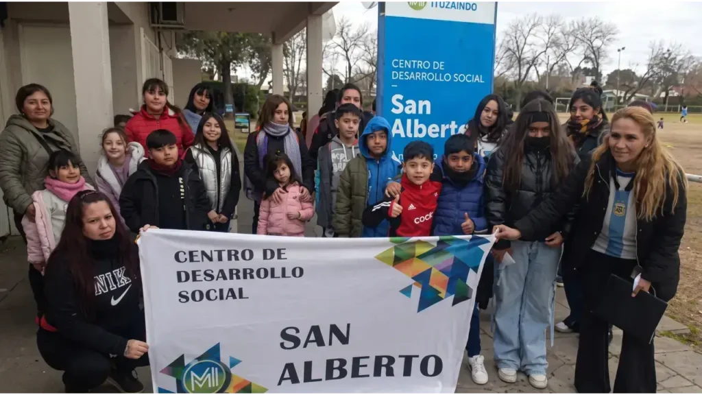 Encuentro comunitario de vecinos y familias frente al Centro de Desarrollo Social San Alberto.