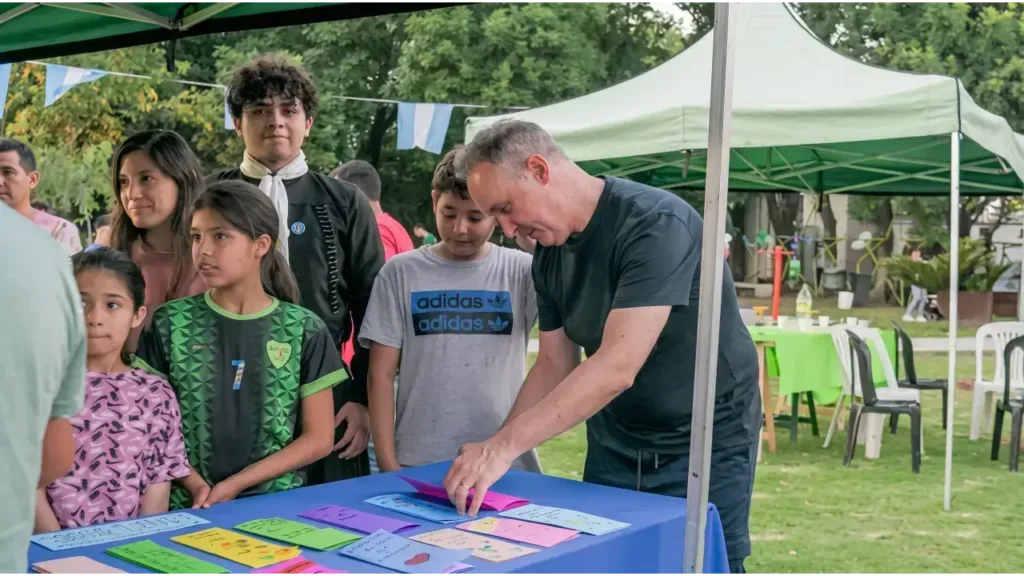 Vecinos compartiendo un espacio de talleres y actividades en una jornada barrial.