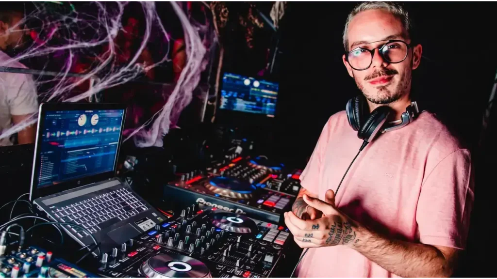 Música electrónica y ambiente nocturno en el cierre de la agenda de espectáculos con el DJ Fer Palacios.