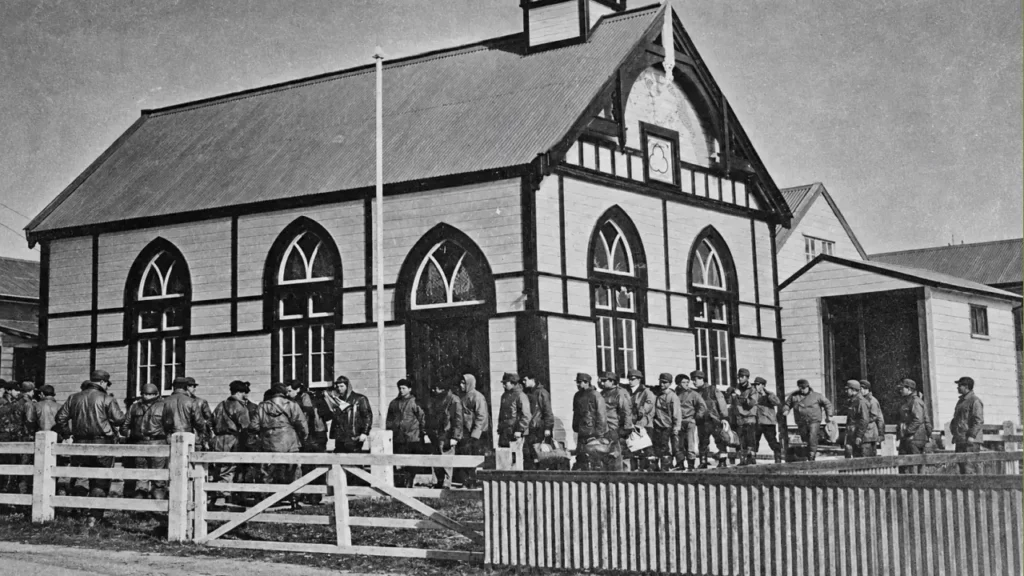 La Iglesia Católica que había en las Islas Malvinas, sirvió de refugio para los mlitantes peronistas.