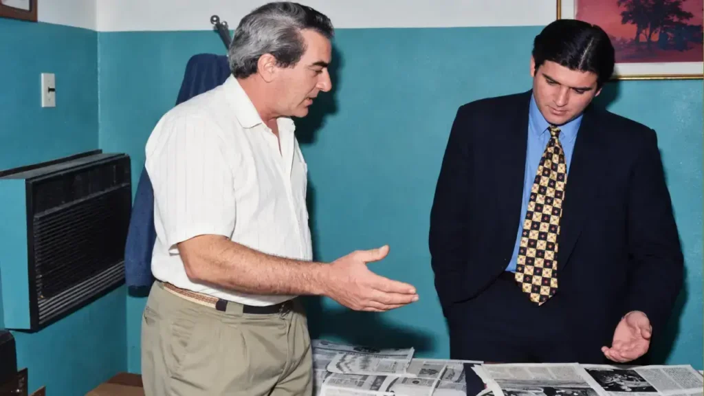Mucho de lo aquí narrado me lo contó uno de los integrantes del Grupo de los 18: Juan Bovo. Con él nos reunimos en la UOM Morón en 1998 y me dio detalles de lo fue fue el desembarco y ver flamear las siete banderas argentinas. En la foto, Juan Bovo y yo, escuchando la historia de boca de uno de sus protagonistas.