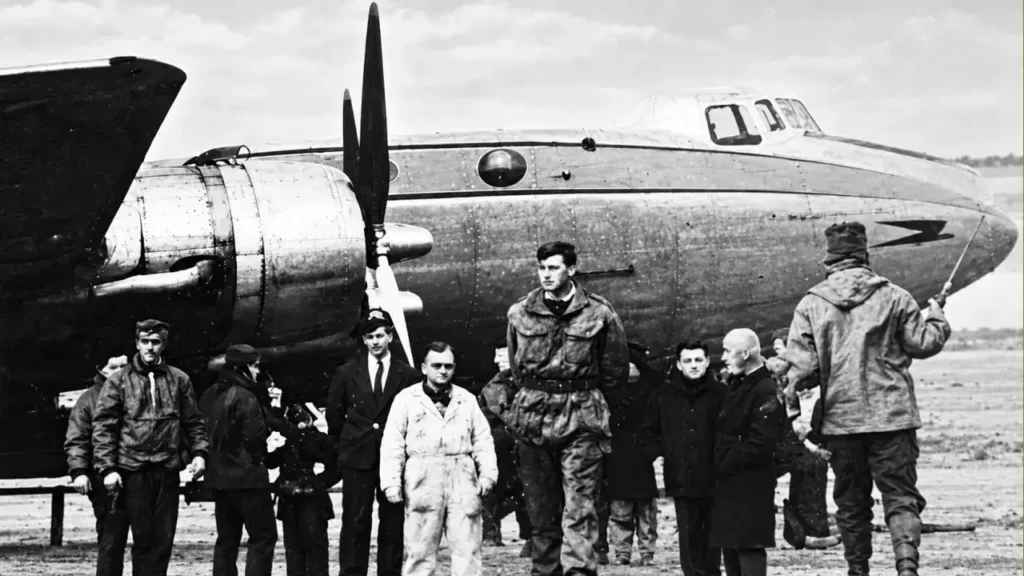 El avión Douglas DC-4, matrícula LV-AGG, de Aerolíneas Argentinas, conocido como Teniente Benjamín Matienzo, aterrizó a las 8.42, en el hipódromo de Puerto Stanley, hoy Puerto Argentino.