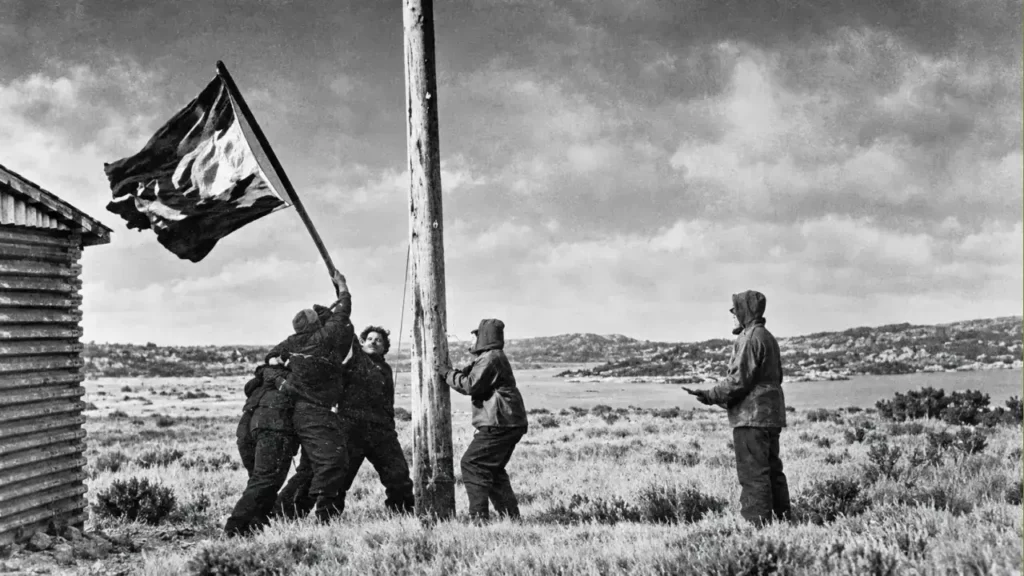 Al bajar y asegurar el área, izaron la bandera argentina que flameó durante días en las Islas Malvinas.