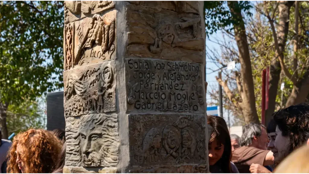 Detalle del tótem escultórico en homenaje a los estudiantes desaparecidos, con los nombres grabados durante la jornada por la memoria.