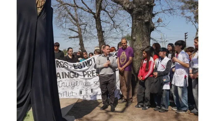 Pablo Descalzo se dirige a los jóvenes y a la comunidad educativa previo al descubrimiento de la escultura conmemorativa.