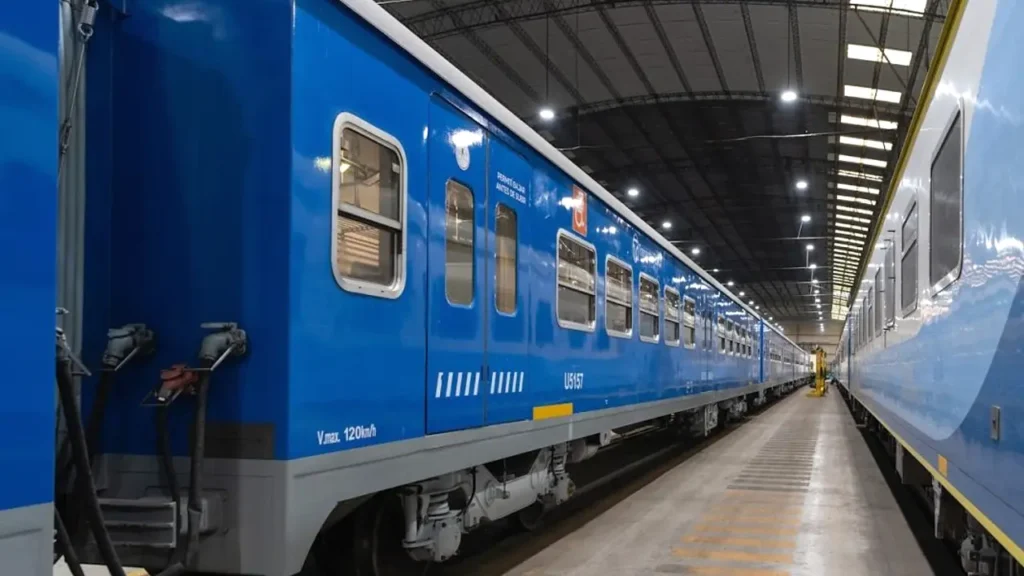 Coches de pasajeros de la Línea San Martín ingresados para tareas de mantenimiento y alistamiento dentro de un taller ferroviario.