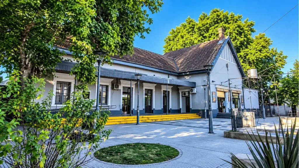 Fachada exterior y plazoleta de acceso a la estación El Palomar, uno de los puntos clave del ramal metropolitano en el oeste del conurbano.
