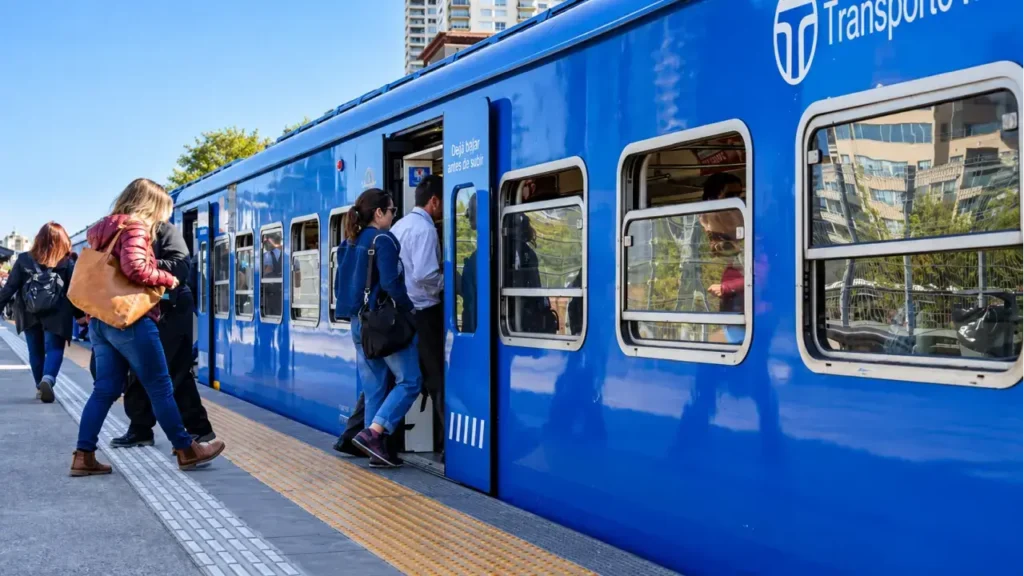 Pasajeros abordando una formación diésel de la Línea San Martín en un andén elevado del área metropolitana.