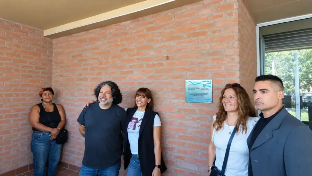 Acto oficial de imposición de nombre de la Escuela de Educación Secundaria N.º 8 de Ituzaingó, en el que se descubrió la placa conmemorativa que designa formalmente al establecimiento con el nombre de Sonia Von Schmeling.