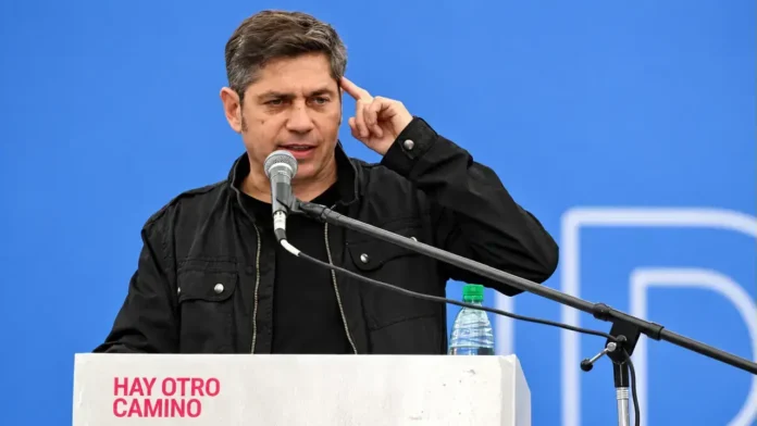 El gobernador Axel Kicillof durante su discurso en el atril principal, enfatizando sus declaraciones bajo la consigna 