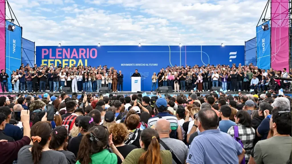 Vista panorámica del multitudinario "Plenario Federal", donde Kicillof ofició de orador central bajo el lema "Movimiento Derecho al Futuro".