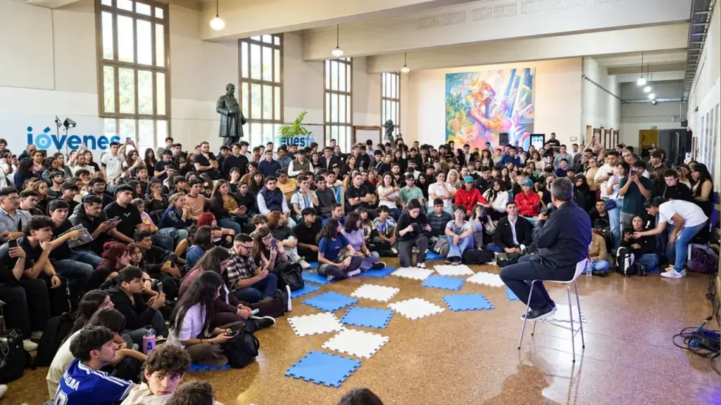 Sergio Massa participó del encuentro de la juventud del Frente Renovador en la Facultad de Derecho de la UBA mientras Kicillof se lanzaba a Presidente de la Nación.