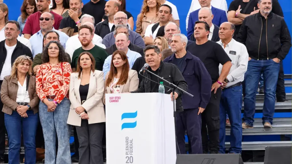 Rodeado de intendentes, legisladores y referentes del espacio en las gradas, Kicillof refuerza su mensaje político ante la multitud.