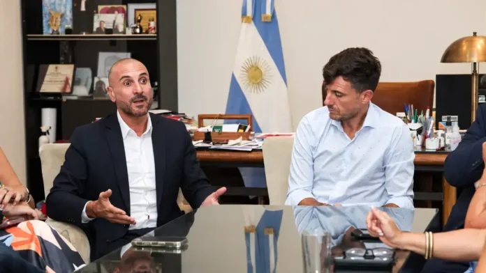 El secretario de Seguridad, Damián Cardoso, y el intendente Lucas Ghi, en reunión dentro del despacho del jefe comunal.