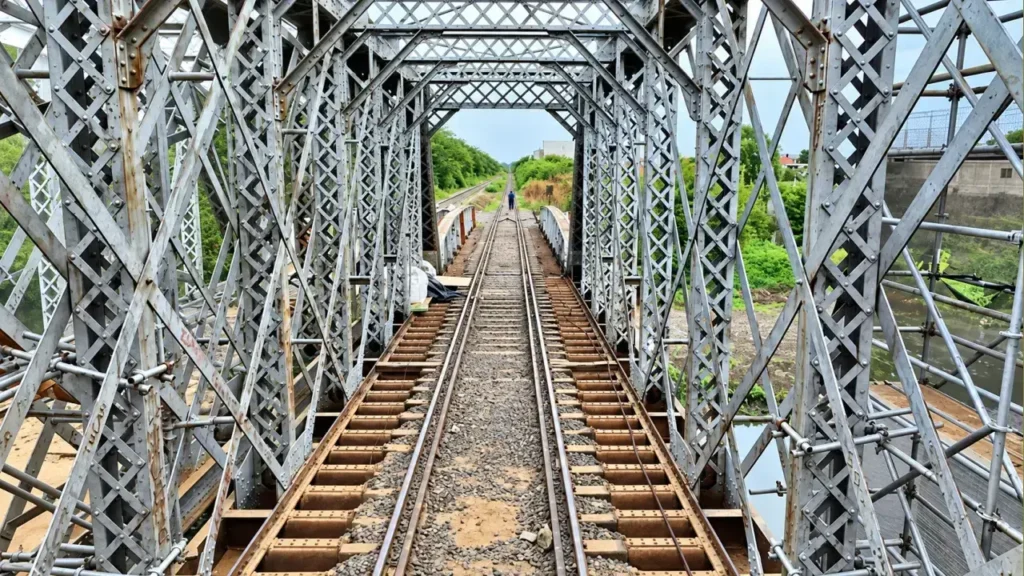 El ramal tiene cinco trenes por sentido de lunes a viernes y cuatro por sentido los fines de semana y feriados. Con una oferta tan acotada, la cancelación de una formación puede dejar a los pasajeros varias horas sin una alternativa ferroviaria inmediata.