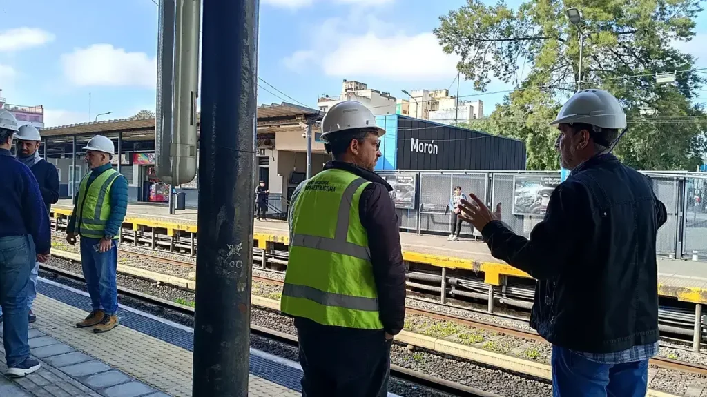 Técnicos y operarios debaten los pasos de la obra.