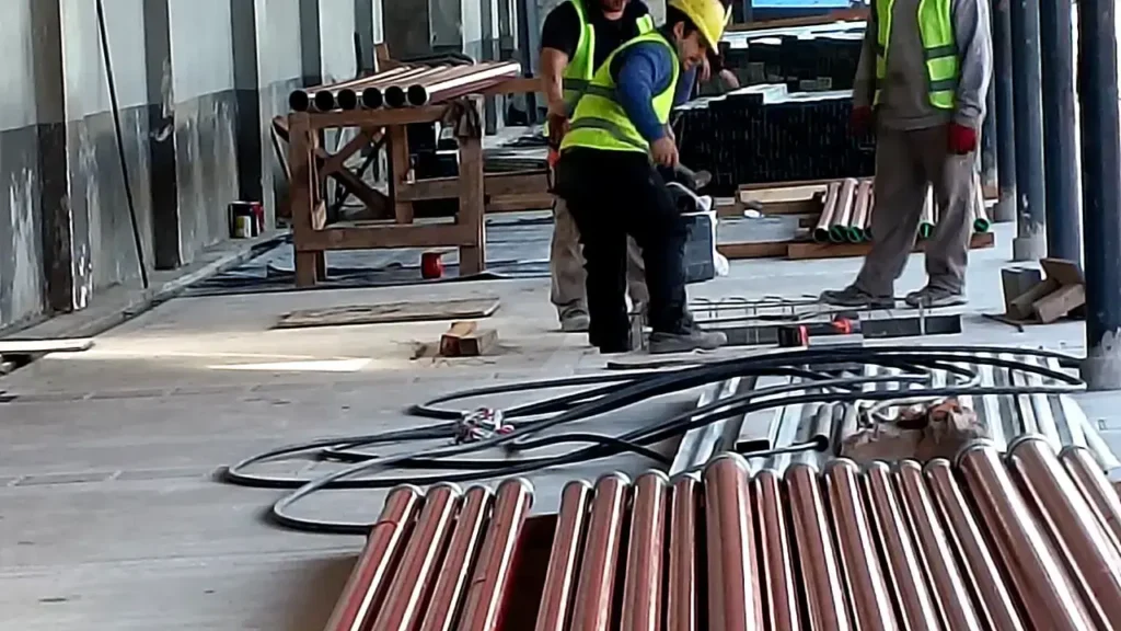 Sobre el Andén Sur los trabajadores ya están adecuando todo el espacio para mejor comodidad y seguridad.