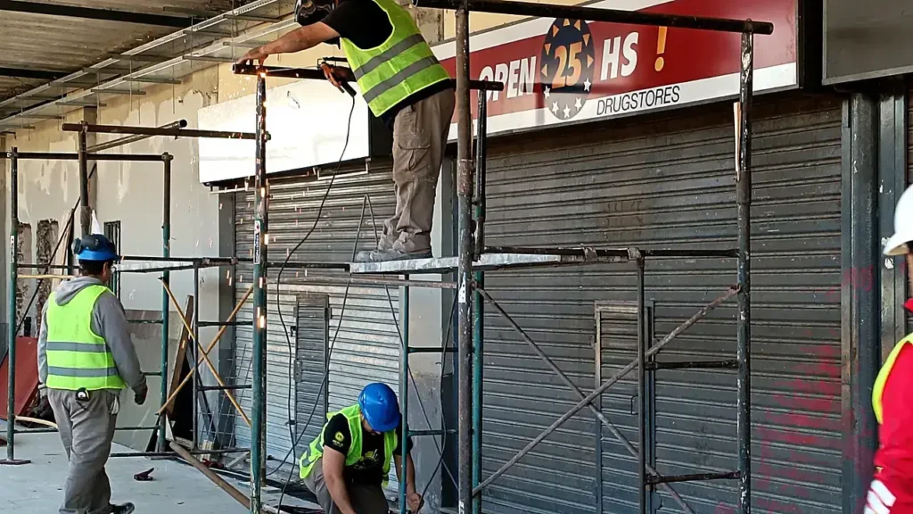 Puesta a nuervo de todos los locales comerciales que dan a Plaza La Roche.