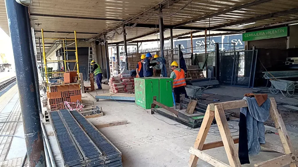 Trabajadores de la construcción ya están sobre el Anden La Roche dando inicio a la remodelación.