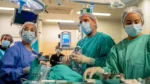 El equipo quirúrgico introduce instrumental de microcirugía y endoscopios de alta definición (habitualmente por vía transnasal o transorbitaria), logrando alcanzar, diseccionar y extirpar la masa tumoral alojada en la base del cráneo a través de orificios naturales, evitando por completo una craneotomía abierta y reduciendo el riesgo de secuelas neurológicas.