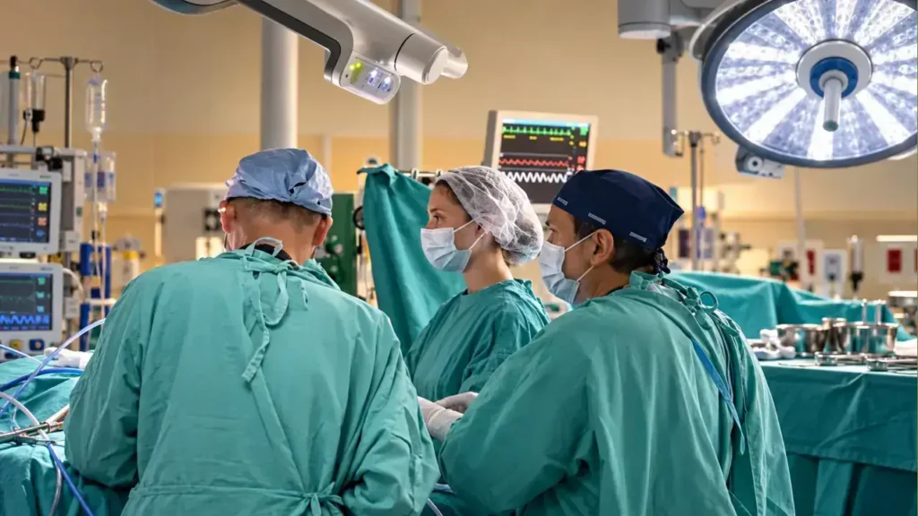 El equipo quirúrgico introduce instrumental de microcirugía y endoscopios de alta definición (habitualmente por vía transnasal o transorbitaria), logrando alcanzar, diseccionar y extirpar la masa tumoral alojada en la base del cráneo a través de orificios naturales, evitando por completo una craneotomía abierta y reduciendo el riesgo de secuelas neurológicas.