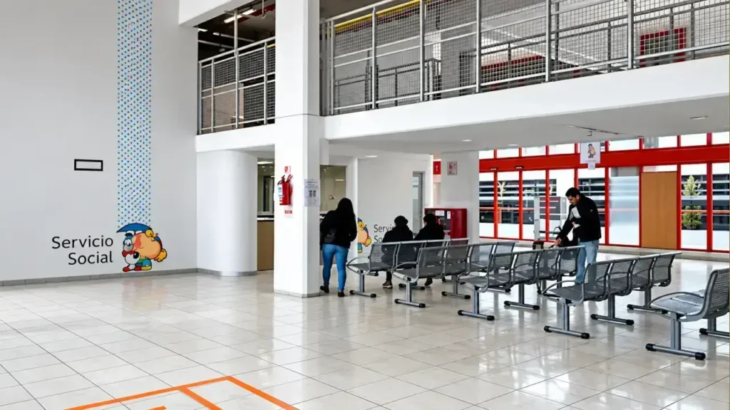 Corresponde al sector de recepción, derivación y acompañamiento a familiares de la institución pública de alta complejidad donde se trató el caso; el personal gestiona la cobertura, traslados y contención multidisciplinaria, logrando coordinar el acceso de pacientes sin cobertura privada a intervenciones neuroquirúrgicas de tecnología avanzada.