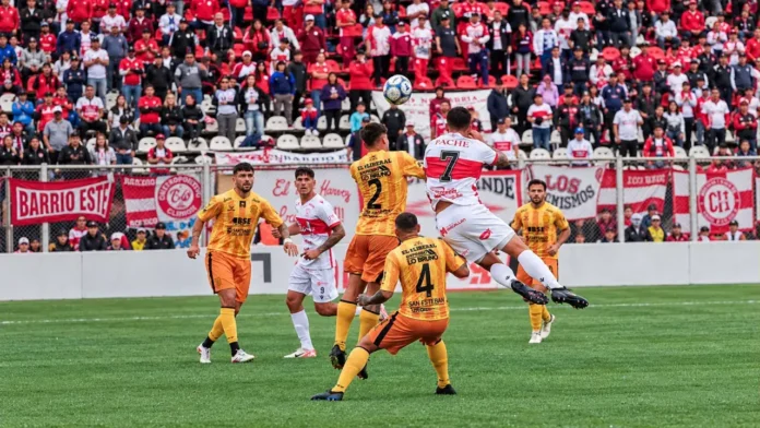 Elías Contreras conectó de cabeza un córner de Gonzalo Berterame, pero un defensor de Mitre despejó la pelota sobre la línea.
