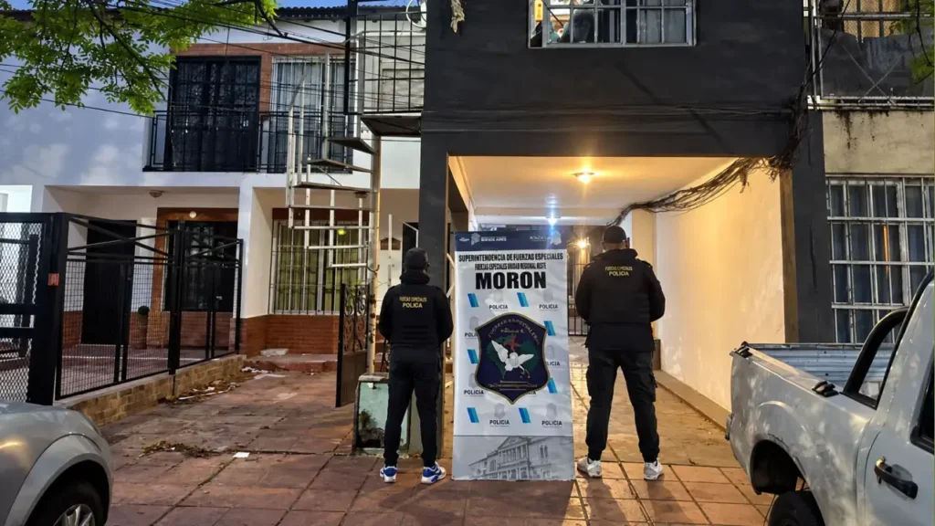 La vivienda, en tanto, habría sido utilizada para guardar parte de la droga antes de su fraccionamiento y distribución.