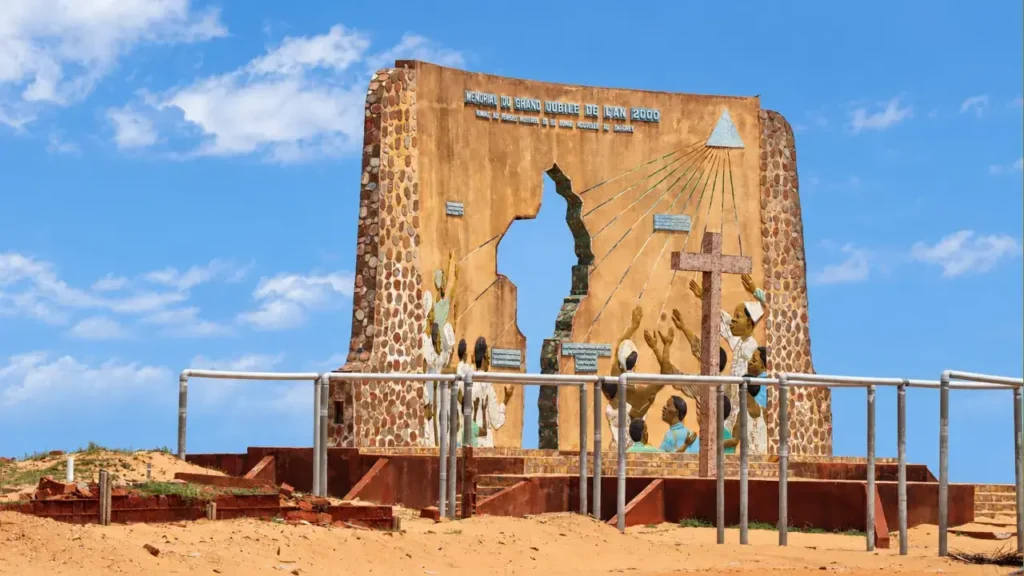 En Ouidah, el Mémorial du Grand Jubilé de l’an 2000 recuerda la llegada de los primeros misioneros católicos al antiguo Dahomey. La ciudad también conserva la memoria de la trata atlántica.