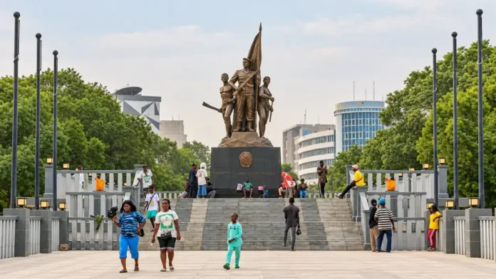 El Monumento de la Amazona, en Cotonú, reivindica la memoria de las Agojie, el cuerpo militar femenino del antiguo reino de Dahomey, y las convierte en símbolo de la identidad beninesa.