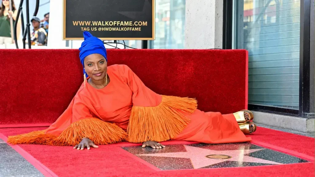 Angélique Kidjo, nacida en Ouidah, recibió en agosto de 2026 una estrella en el Paseo de la Fama de Hollywood y se convirtió en la primera artista africana negra en obtener esa distinción.
