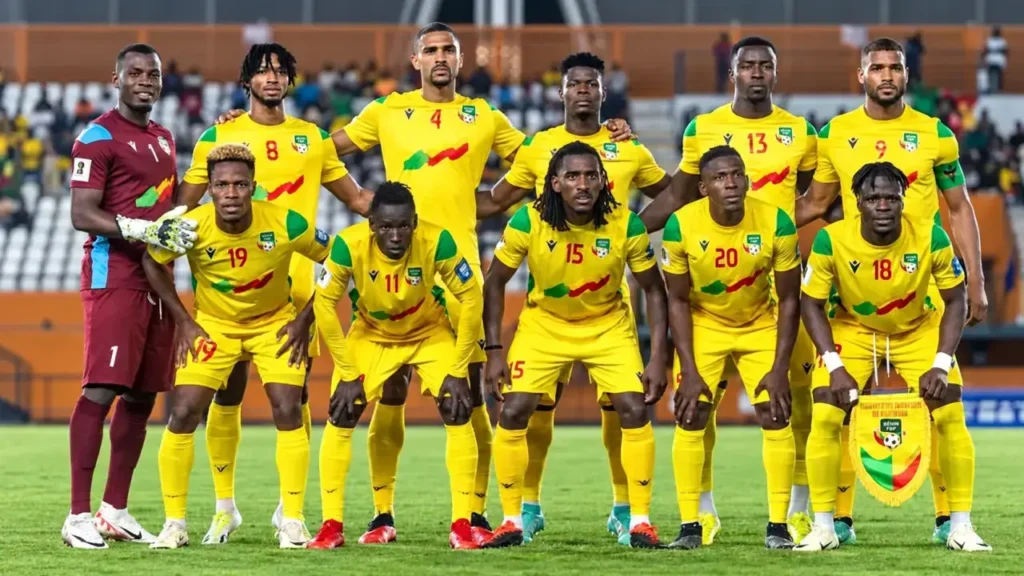 La selección de Benín, conocida como Les Guépards —Los Guepardos—, tiene previsto enfrentar a la Argentina en Buenos Aires el 6 de octubre de 2026.