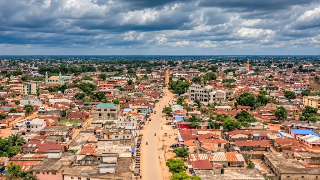 El crecimiento urbano se concentra especialmente en el sur: Cotonú es el principal centro económico y articula buena parte de la actividad comercial del país.