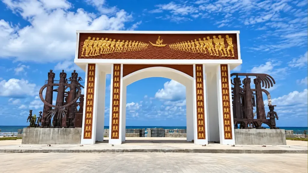 La Puerta del No Retorno, en Ouidah, señala el final de la Ruta de los Esclavizados y recuerda la deportación transatlántica de millones de personas.